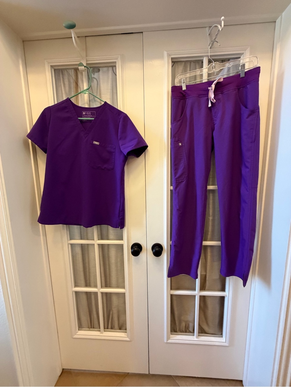 SMALL Women’s Purple Figs Scrub Set EUC